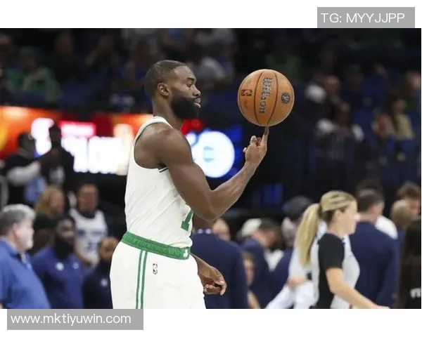 杰伦布朗半场火力全开15投10中狂砍24分3篮板3助攻展现超强实力 杰伦布朗半场火力全开15投10中狂砍24分3篮板3助攻展现超强实力