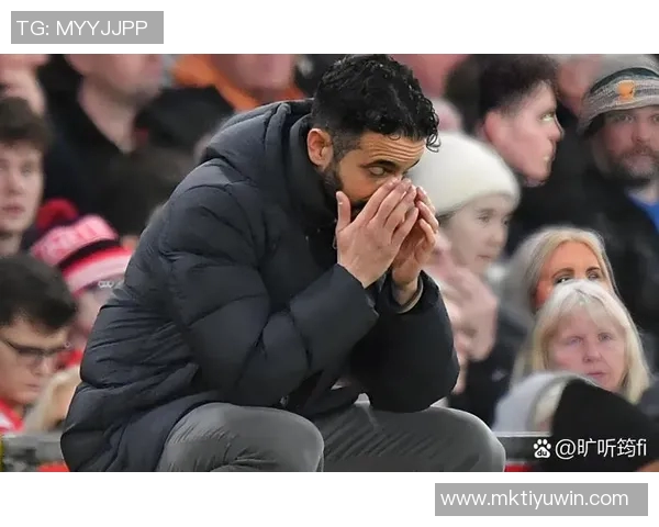 曼联赛季中期再次解雇主帅滕哈赫时机引发热议与争论 曼联赛季中期再次解雇主帅滕哈赫时机引发热议与争论